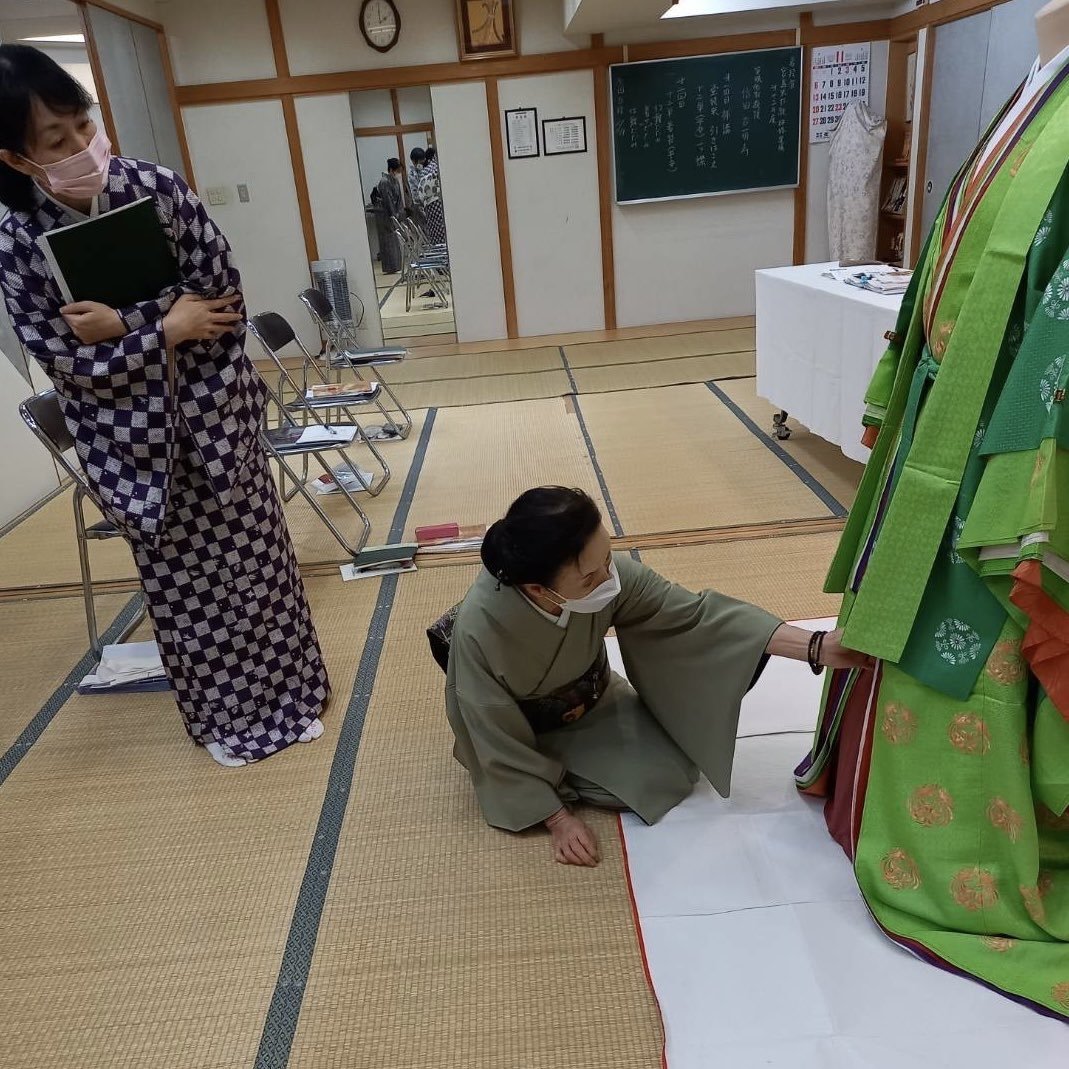 昨日の函館校 衣紋会の様子💐信田筆頭名取教授による  #十二単 の着装研修です😃知識に基づく技術を感性が後押しして美しい着装へ✨繰り..... [小林豊子きもの学院【Twitter】]