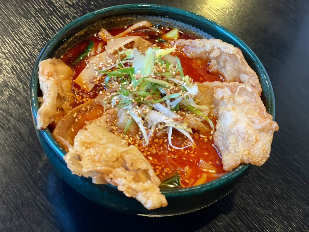 スープを辛くすることができます😊🔥写真は『ぱいくぅ麺』の辛いバージョンです🍜衣に染み込んだスープの旨みと肉の柔らかさが抜群で... [らぁめん銀波露 札幌手稲店【Twitter】]