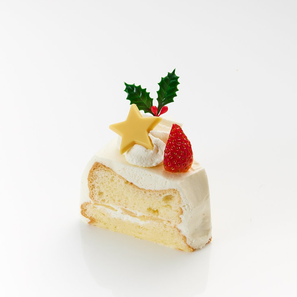 【クリスマス限定】「シフォンケーキ」⁡ふんわりとしたシフォン生地で生クリームと白桃をサンド🍑星のチョコとヒイラギを飾ったクリ... [洋菓子きのとや【Twitter】]