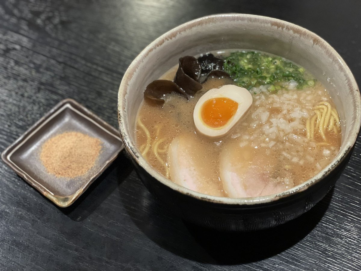 ❄️冬の限定メニュー❄️W魚介鶏白湯醤油らぁ麺煮干風味の醤油ダレと鶏白湯スープ、別皿で提供するマグロ節パウダーをかけるとW魚介... [らぁめん銀波露 札幌手稲店【Twitter】]