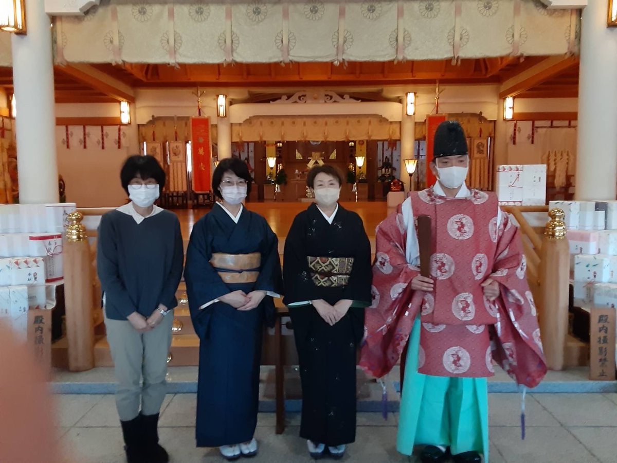 本日の苫小牧校は明日の「事八日(ことようか)」に合せ樽前神社で針供養 💐裁縫の上達を願う生徒さん達が和裁講師の石崎先生と共に折れ... [小林豊子きもの学院【Twitter】]