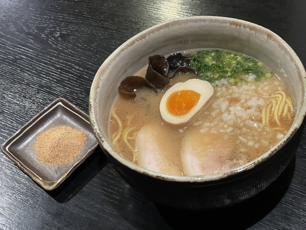 \大好評！冬の限定メニュー❄️/『W魚介鶏白湯醤油らぁ麺』はUberEatsとWoltでもご注文可能です☺️✨お家でも濃厚な魚介鶏白湯醤油を... [らぁめん銀波露 札幌手稲店【Twitter】]