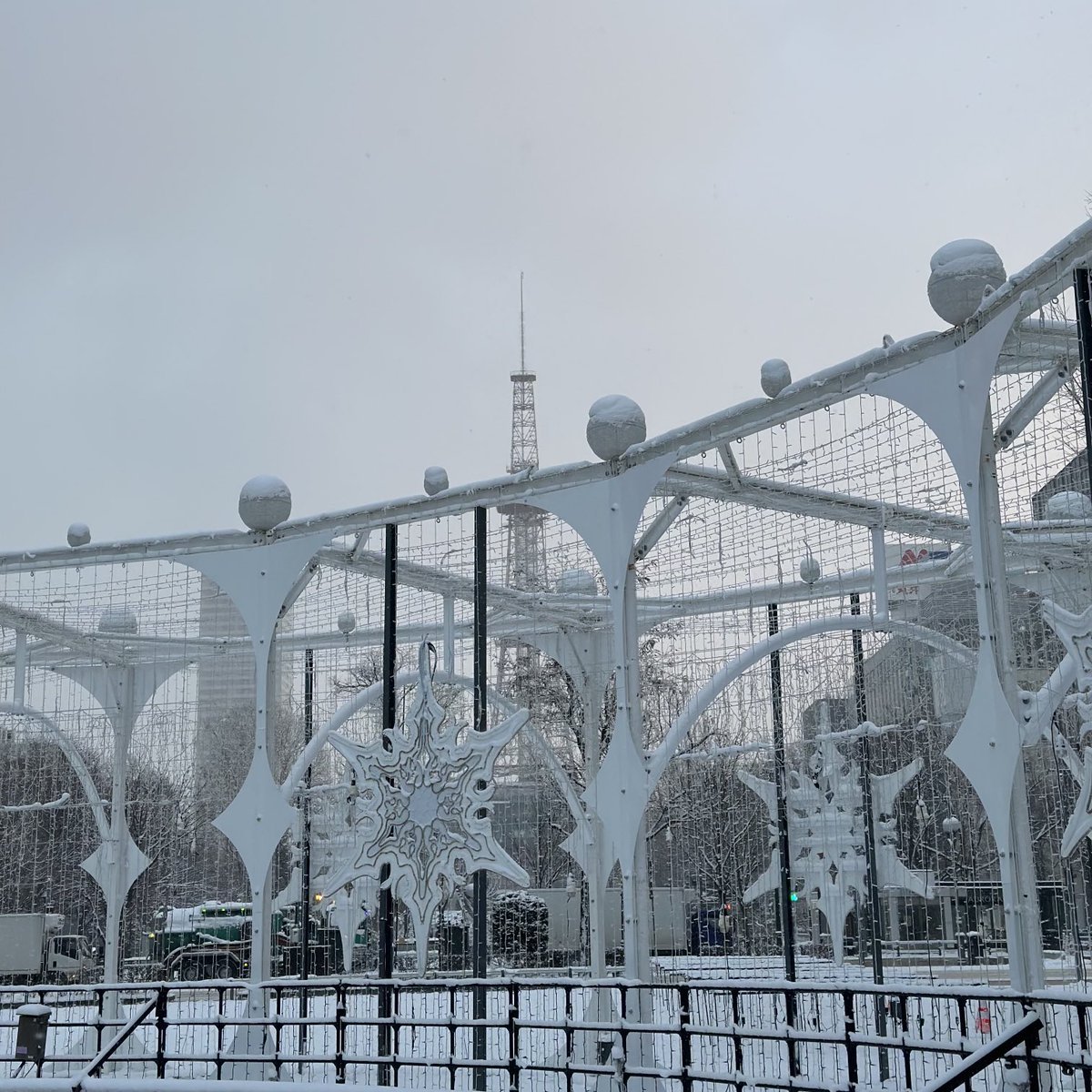 おはようございます🌥️学院本部近くの札幌大通公園⛲️今日も雪の朝☃️寒さも増して来ましたね〜🥶きものの時は手首が冷えないようロング手..... [小林豊子きもの学院【Twitter】]