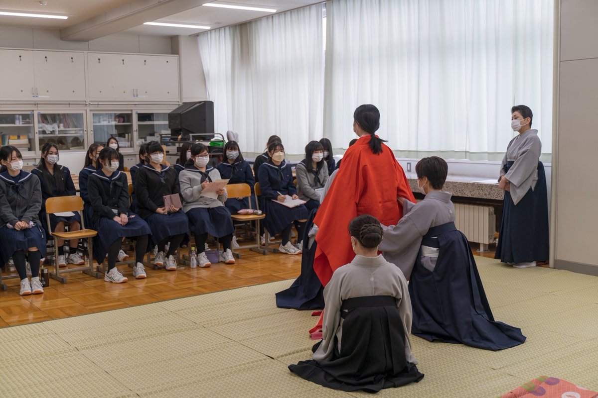 江別高校生活デザイン科で生徒をモデルに十二単の着装実演を行いました🏫伝統の服飾を実際に見て触れて千年を越える歴史を感じてほしい... [小林豊子きもの学院【Twitter】]