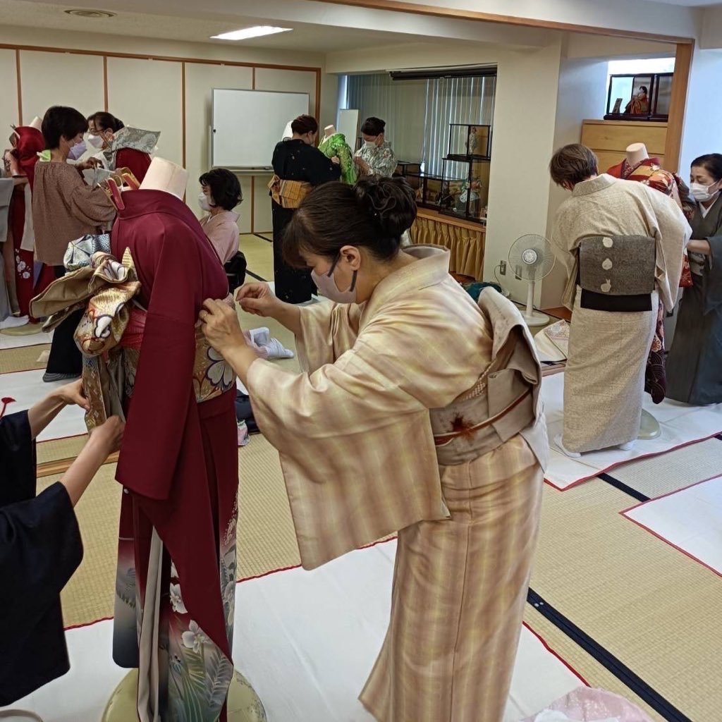 明日は札幌校•苫小牧校できつけ師研修会💐成人式の前撮り•本番を目前に帯結びや手早く着崩れしにくく美しい着つけの技術確認です✨皆さ... [小林豊子きもの学院【Twitter】]