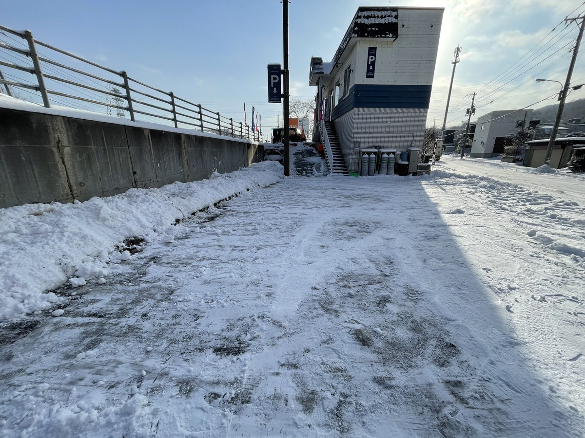 今日は雪が多い…🫠雪かきの後のラーメン激うまです🤤🍜20:00ラストオーダーとなっておりますので銀波露手稲店をよろしくお願いします🙏... [らぁめん銀波露 札幌手稲店【Twitter】]