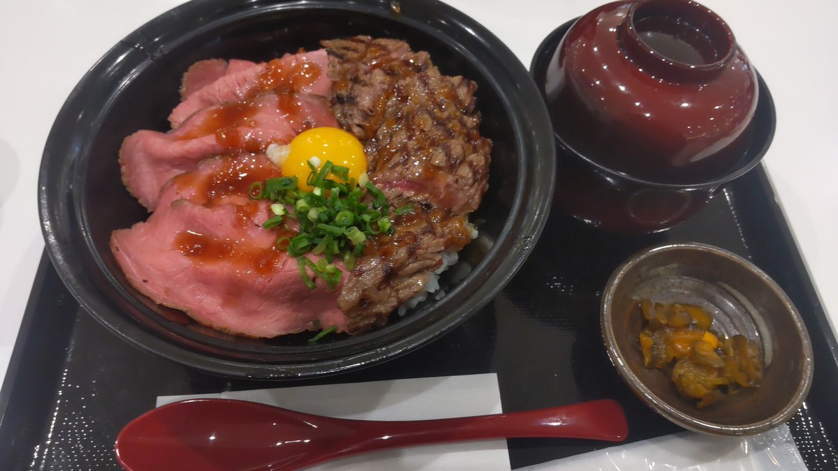 今日のお昼はローストビーフどーん久しぶりに白ご飯食べる！(笑)旨そうだ！ [おもちゃの平野【Twitter】]