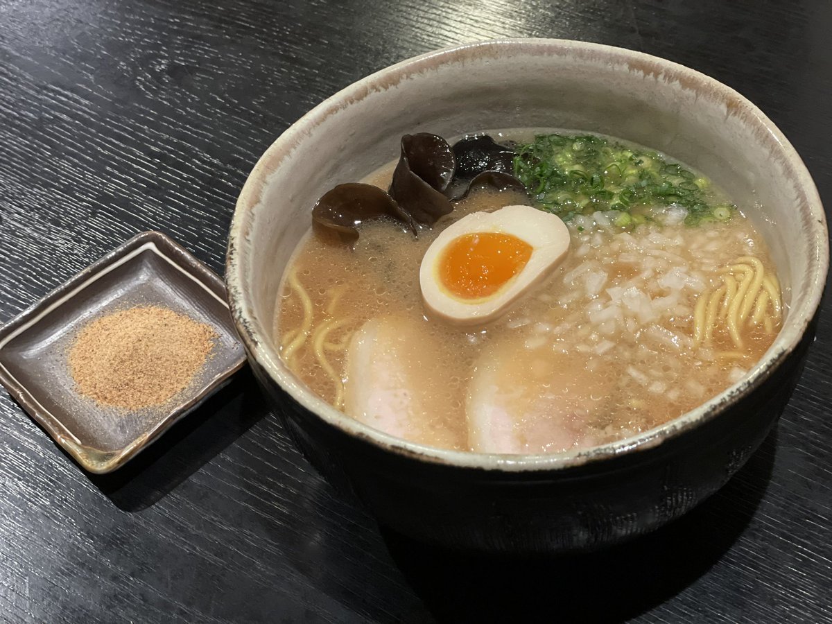 販売中の冬の限定メニュー『W魚介鶏白湯醤油らぁ麺』は煮干し醤油ダレとマグロ節パウダーが決め手😏🔥まずはそのまま召し上がって途中... [らぁめん銀波露 札幌手稲店【Twitter】]