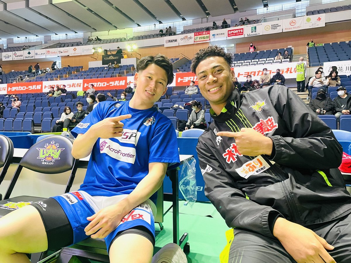 本日、“おかえりなさい”が、もうひとり…💙💚#葛原大智 選手、ロッカーからコートまでは桜井先輩＆小野通訳とお話ししながら、ベンチで... [レバンガ北海道【Twitter】]