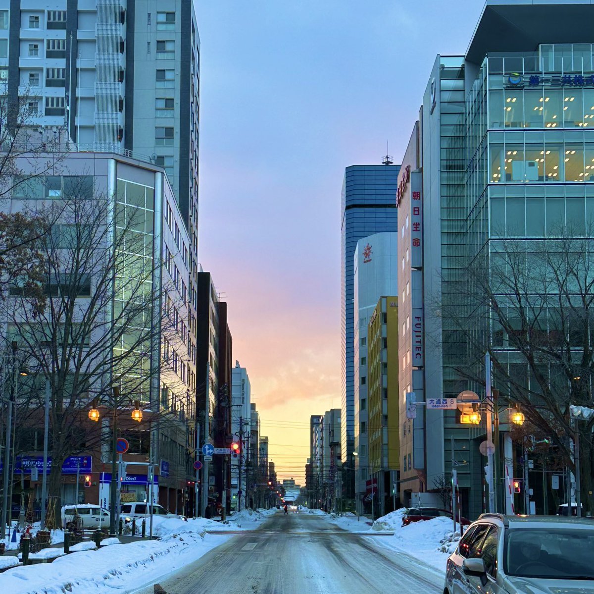 おはようございます🌥️日の出の白から空の青までのグラデーション🌅中間の東雲色(しののめいろ)は一瞬しか見られませんね😌 自然から色目.... [小林豊子きもの学院【Twitter】]