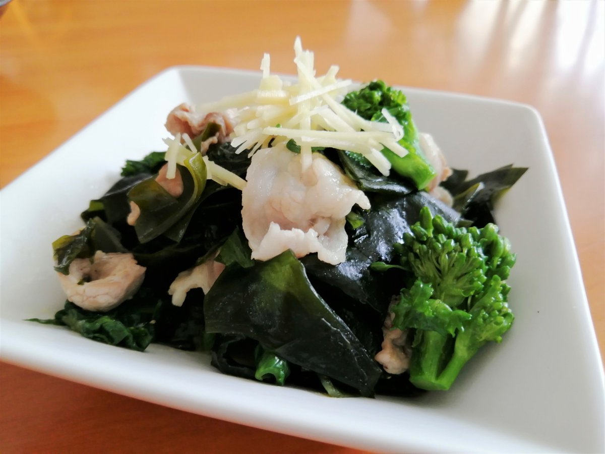 一足先に春を感じたくなったので、菜の花とわかめと豚肉の炒め物を作りました。来週寒波がくるらしいってことなんて忘れちゃうくらい... [光海藻【Twitter】]