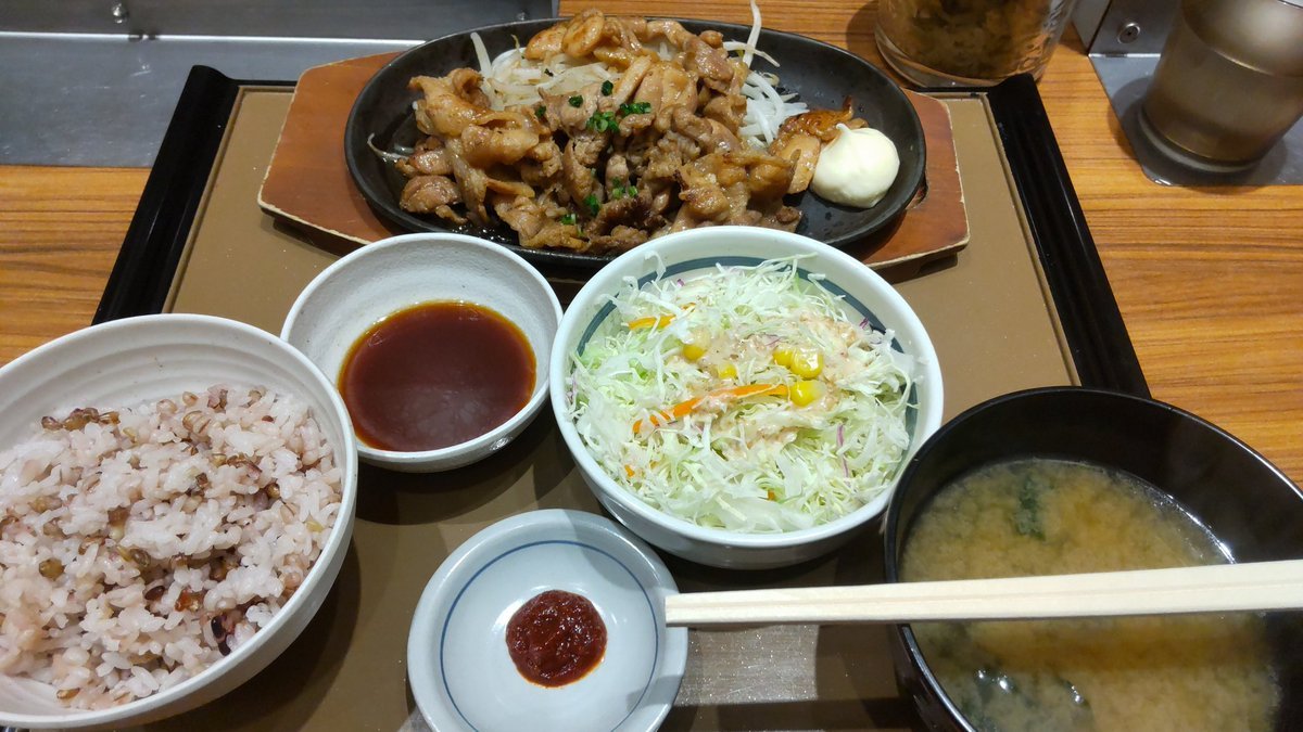 今日の晩御飯は焼き肉定食！肉を食べる！(笑) [おもちゃの平野【Twitter】]