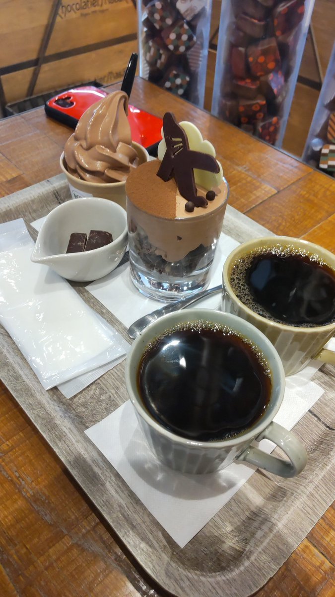 食後に、コーヒーでまったりします。あ、チョコレートも一緒に食べます！チートばっかりしてます(笑) [おもちゃの平野【Twitter】]