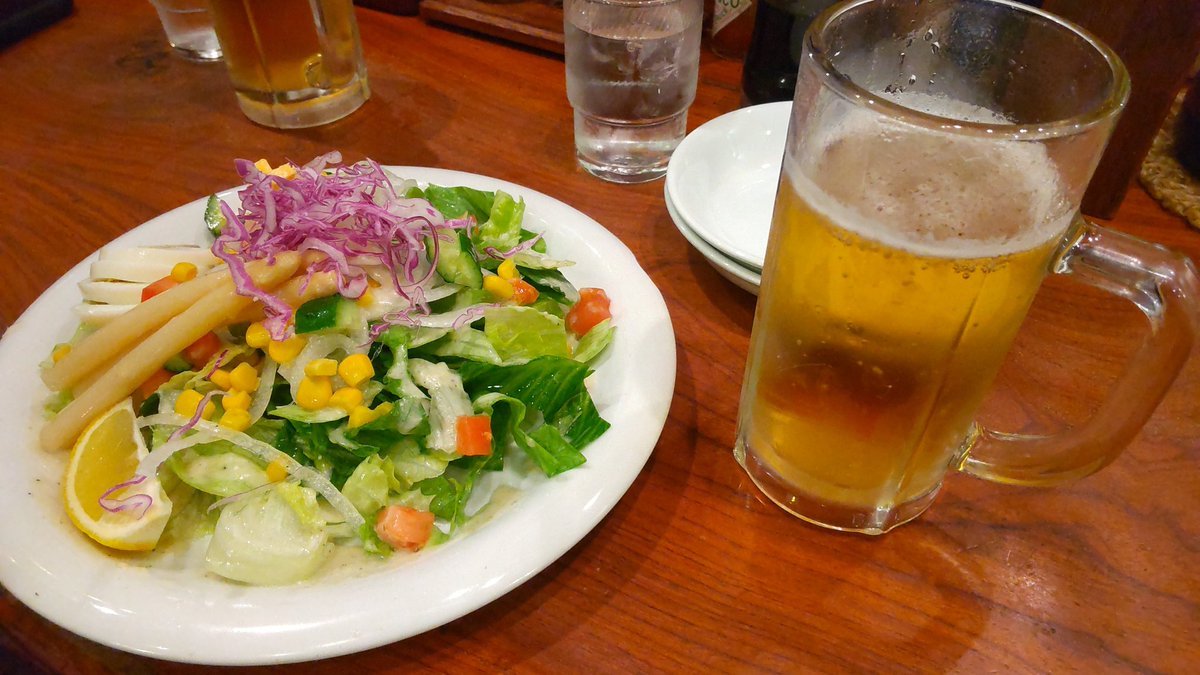 今日の晩御飯はサラダにビール！(笑) [おもちゃの平野【Twitter】]