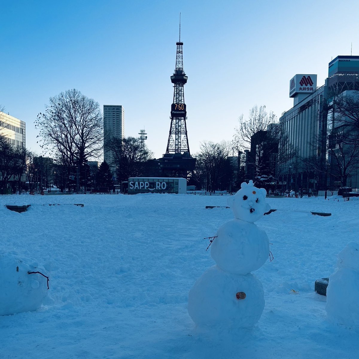 おはようございます☀️今日は全国的に3月並みの気温が予想されていますね☺️学院本部のある札幌大通公園で出会った雪だるま⛄️どうなる⁉️... [小林豊子きもの学院【Twitter】]