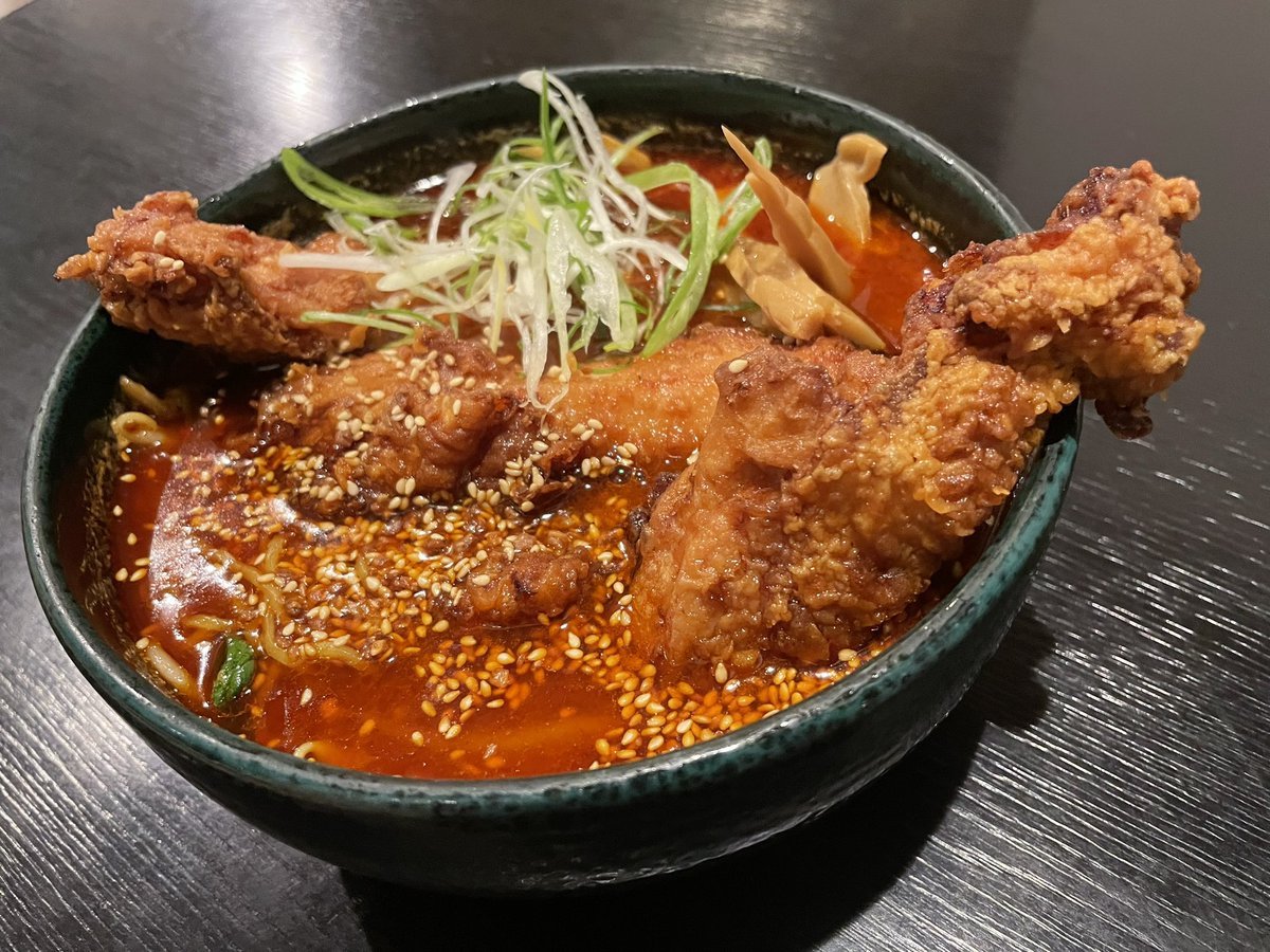 香ばしいクセになる辛らぁめん醤油と香ばしい鶏ぱいくぅが一緒になった一杯🍜銀波露の香ばしさが全て詰まったラーメンです😎🔥ライス... [らぁめん銀波露 札幌手稲店【Twitter】]