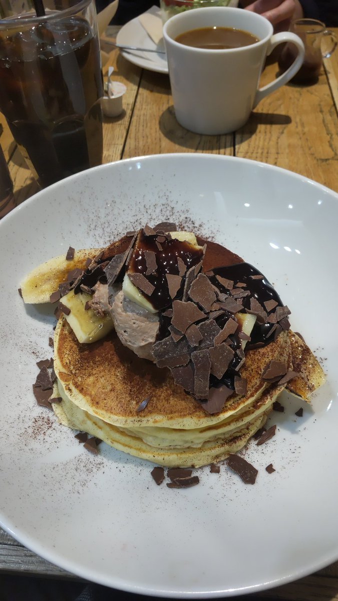 疲れたので、ちょっとお茶しようと思ったのに、チョコレートパンケーキまで頼んでしまった！(笑) [おもちゃの平野【Twitter】]