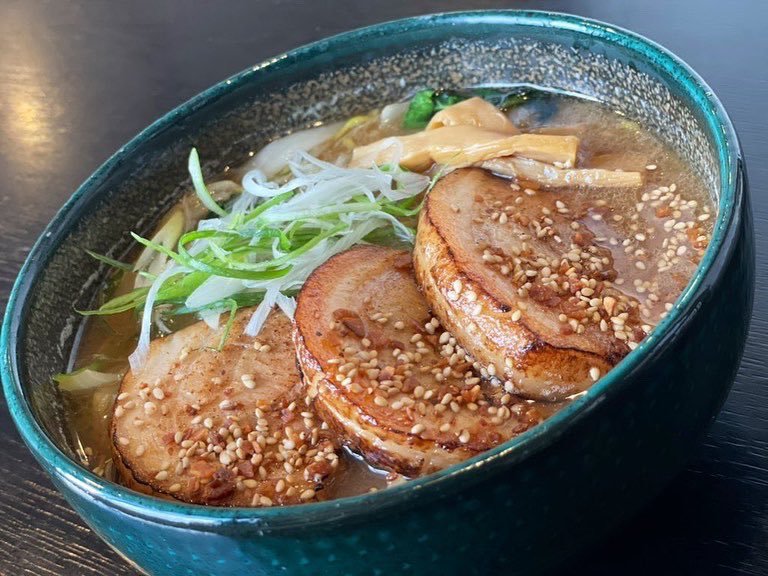 昼からがっつり食べて大満足🔥『厚切り炙りバラチャーシュー麺』のチャーシューの分厚さに驚かれることが多いです😏！香ばしいスープ... [らぁめん銀波露 札幌手稲店【Twitter】]