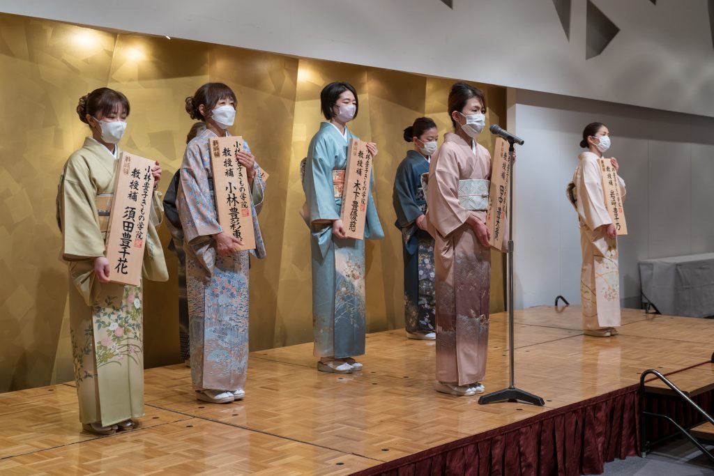 【先週末札幌校で新年会を行いました①】3年ぶりの晴れやかな会はコロナ禍期間に着付けや組紐などの資格を取得された方の免許状授与か... [小林豊子きもの学院【Twitter】]