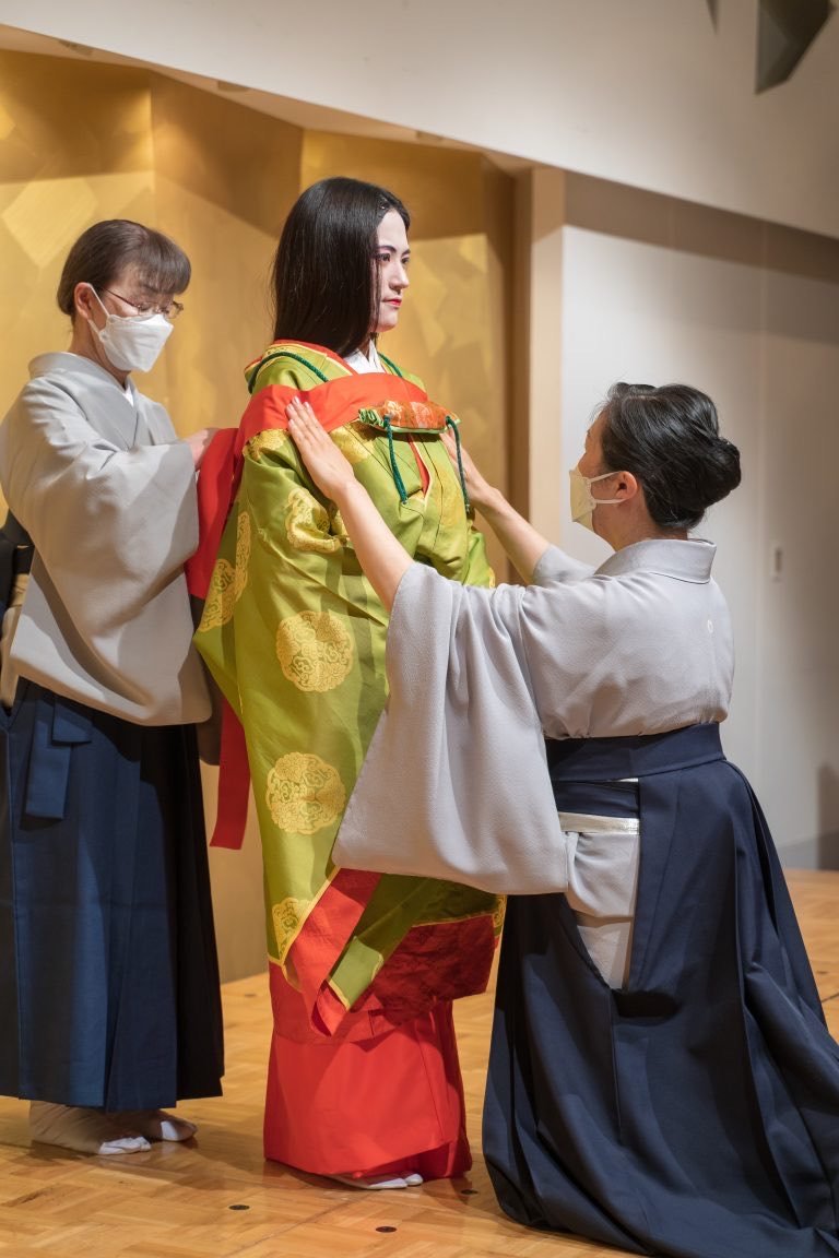 【先週末札幌校で新年会を行いました②】舞台で披露されたのは壷装束の着装💐着装道宮島流衣紋会名取教授のおふたりが美しい所作で仕上... [小林豊子きもの学院【Twitter】]