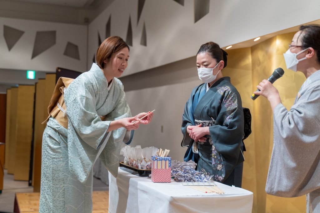 【先週末札幌校で新年会を行いました④】会食の合間のアクティビティは豪華景品を賭けたビンゴ大会💐新年の運試しにドキドキ✨結果のほ... [小林豊子きもの学院【Twitter】]