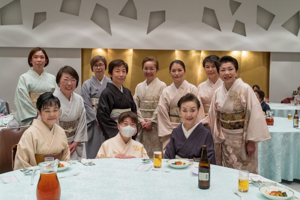 【先週末札幌校で新年会を行いました⑤】沢山の皆さんと笑顔の絶えないひととき💐きものが繋いでくれたご縁を大切に🥹互いの健康を願い💪... [小林豊子きもの学院【Twitter】]