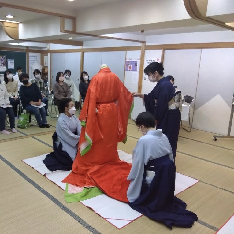 先週末 函館校で開催しました【十二単着装披露】をリポート❗️こんな間近でご覧になるのは初めてという皆さん😃重厚長大な衣裳の華麗... [小林豊子きもの学院【Twitter】]