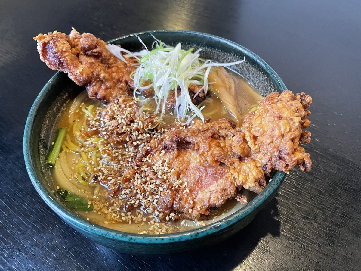 銀波露のレギュラーメニューに登場した『鶏ぱいくぅ麺』が大好評です☺️🔥味付けした揚げた鶏もも肉をラーメンに豪快にトッピング！... [らぁめん銀波露 札幌手稲店【Twitter】]