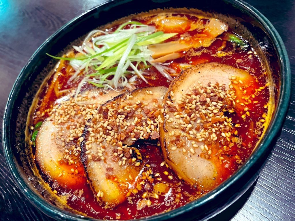 厚切り炙りバラチャーシュー麺の辛醤油スープバージョン🔥炙った香り、スープの香ばしさで箸が止まらないです🤤！たまご不使用麺に絡... [らぁめん銀波露 札幌手稲店【Twitter】]