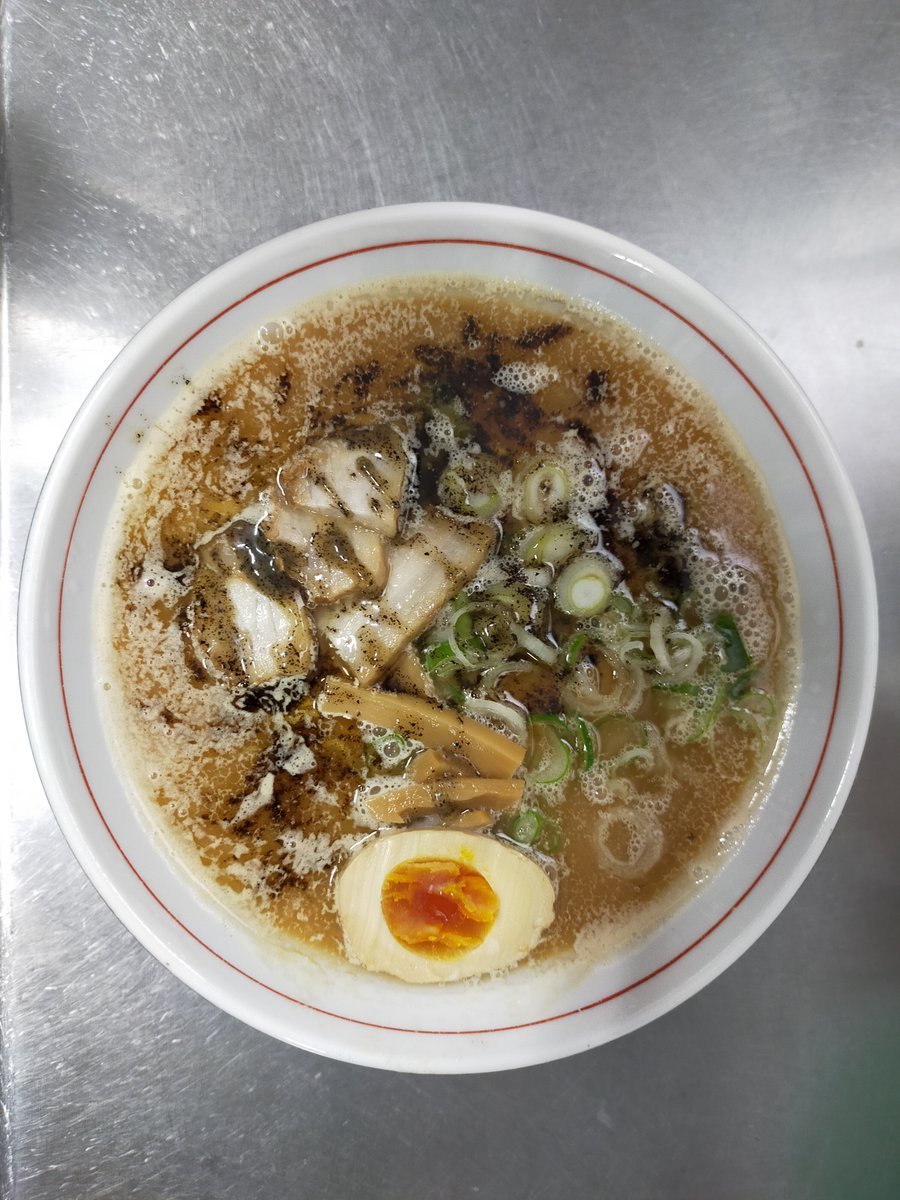 今日の賄い密かに人気のメニュー、昭和の旭川なラーメンに焦がしラードを入れて、旭川ラーメンの有名店、蜂〇風に仕上げてみた((≖֊≖... [やさしい、とんこつ 麺 かまくら【Twitter】]