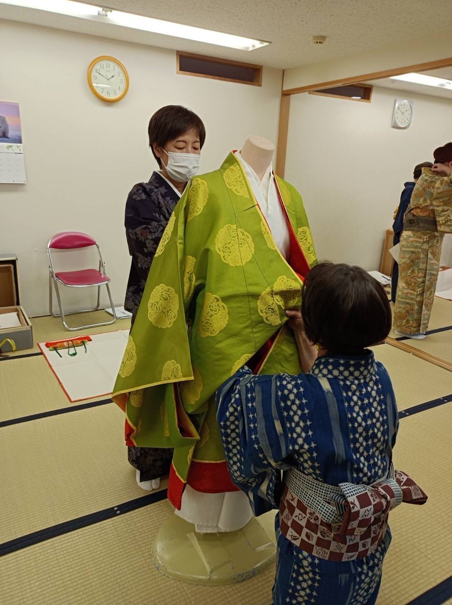 先日の札幌校 着装道宮島流衣紋会では壷装束の着装研修を行いました💐壷折•幅の調整•こみの技法や懸帯•懸守等の小物は現代のきもの着つ... [小林豊子きもの学院【Twitter】]