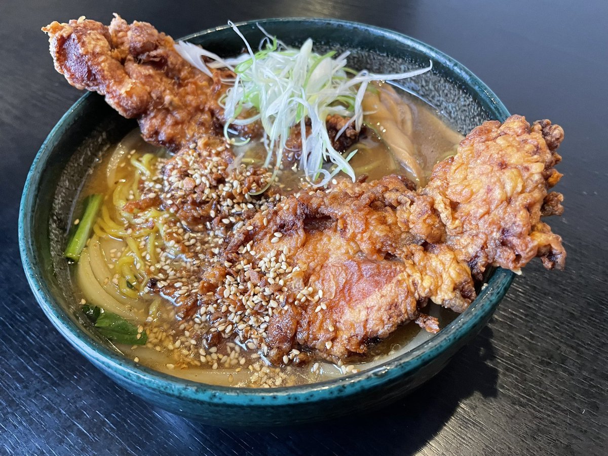 銀波露手稲店の『鶏ぱいくぅ麺』にリピーター続出してます😚🍜味付けした鶏もも肉を揚げて豪快に3枚トッピングしております！提供時... [らぁめん銀波露 札幌手稲店【Twitter】]