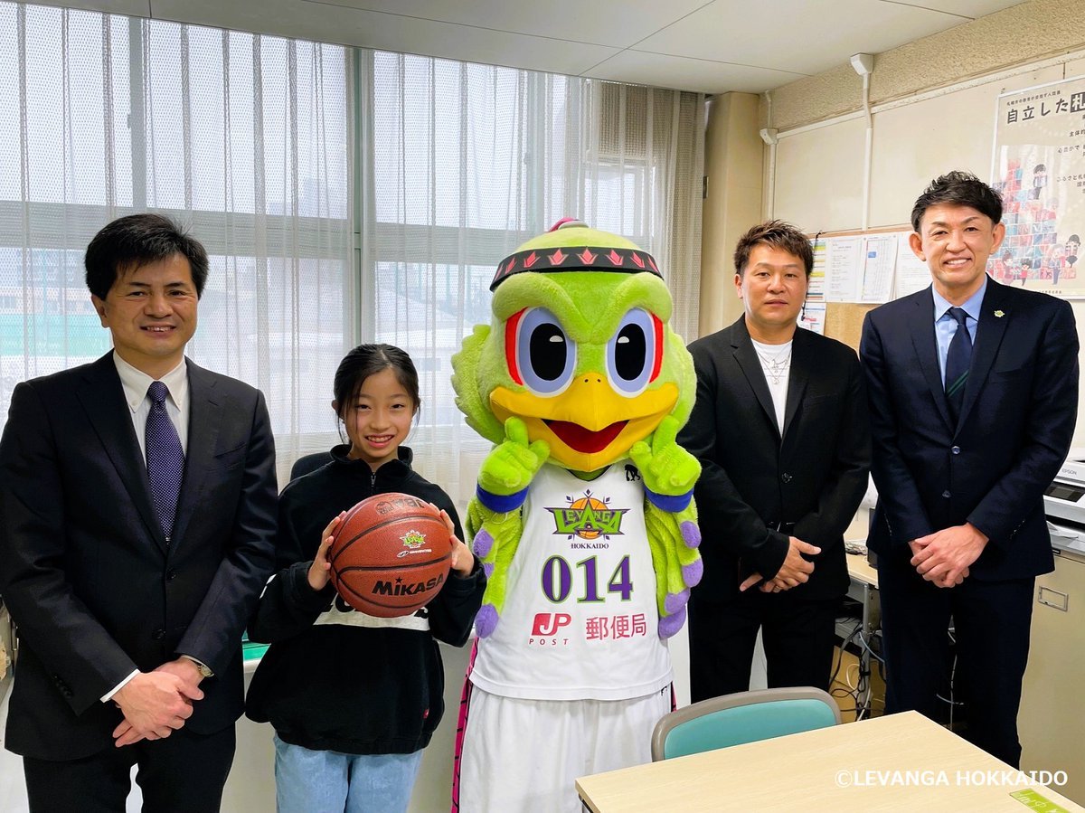 【🏀バスケットボール寄贈のご報告🏀】先日、DEZAR JAPAN株式会社さまご協力のもと、#レバンガ北海道 の #SDGs 活動『LEV... [レバンガ北海道【Twitter】]