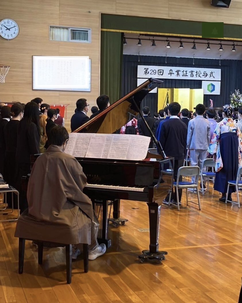 【ご卒業おめでとうございます①】札幌校研修生として活躍中の先生😊息子さんが小学校卒業式で校歌のピアノ伴奏を袴姿で✨家でのリハー... [小林豊子きもの学院【Twitter】]