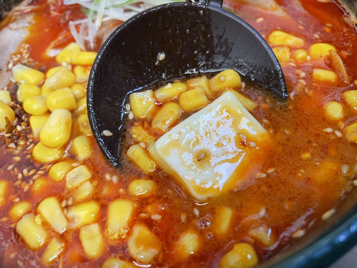 溶け出すバター🤤辛らぁめんのスープに溶けるバターのまろやかさはもう抜け出せない！！！ [らぁめん銀波露 札幌手稲店【Twitter】]