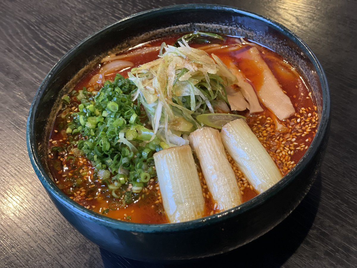 クセになるスープに軟白ネギたっぷり！！『ねぎ・ネギ・葱らぁ麺(辛醤油)』は店長おすすめのラーメンです😎！たくさんの軟白ネギで... [らぁめん銀波露 札幌手稲店【Twitter】]