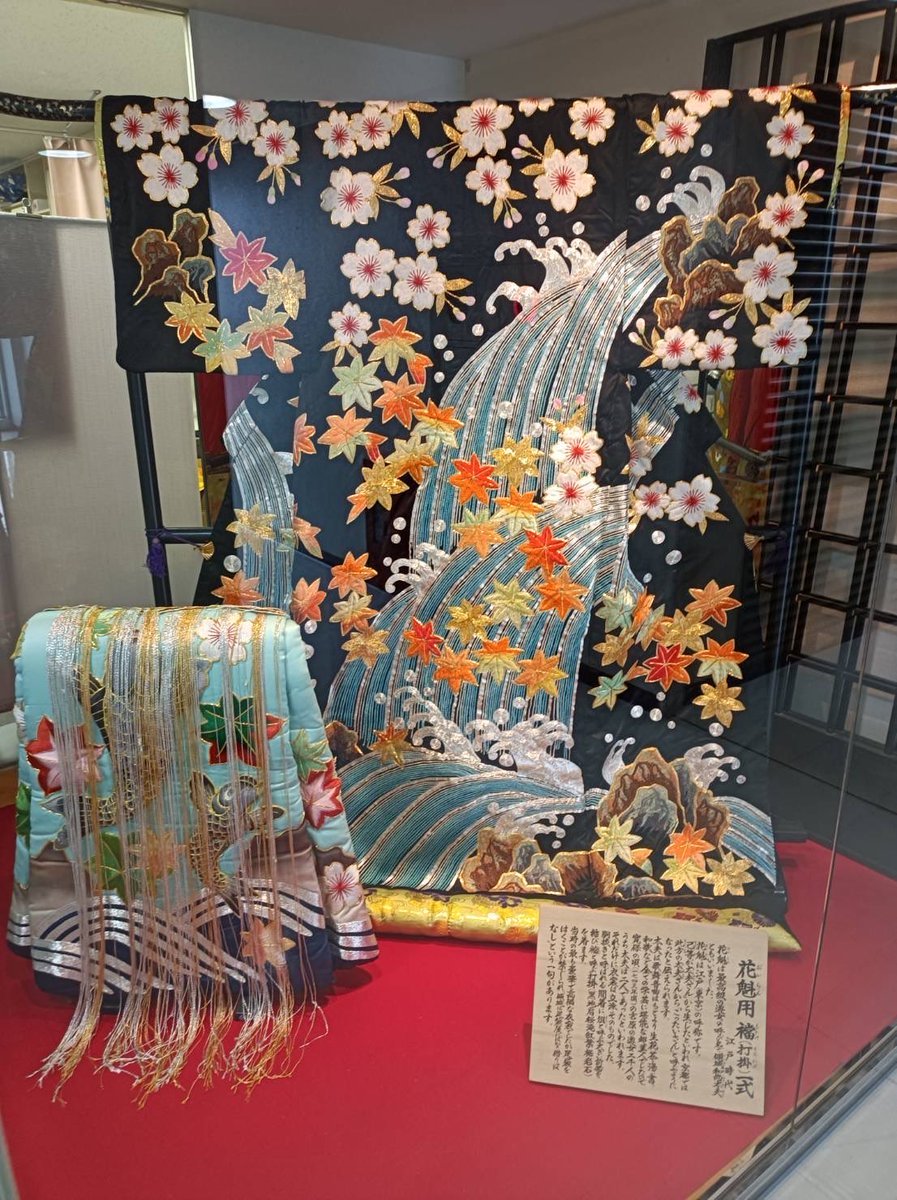 本日札幌校で開催👘きもの展内覧会で花魁の衣裳を展示中🌸豪華絢爛な襠(しかけ＝打掛)と俎（まないた=帯）✨描かれた桜•紅葉•鯉などには..... [小林豊子きもの学院【Twitter】]