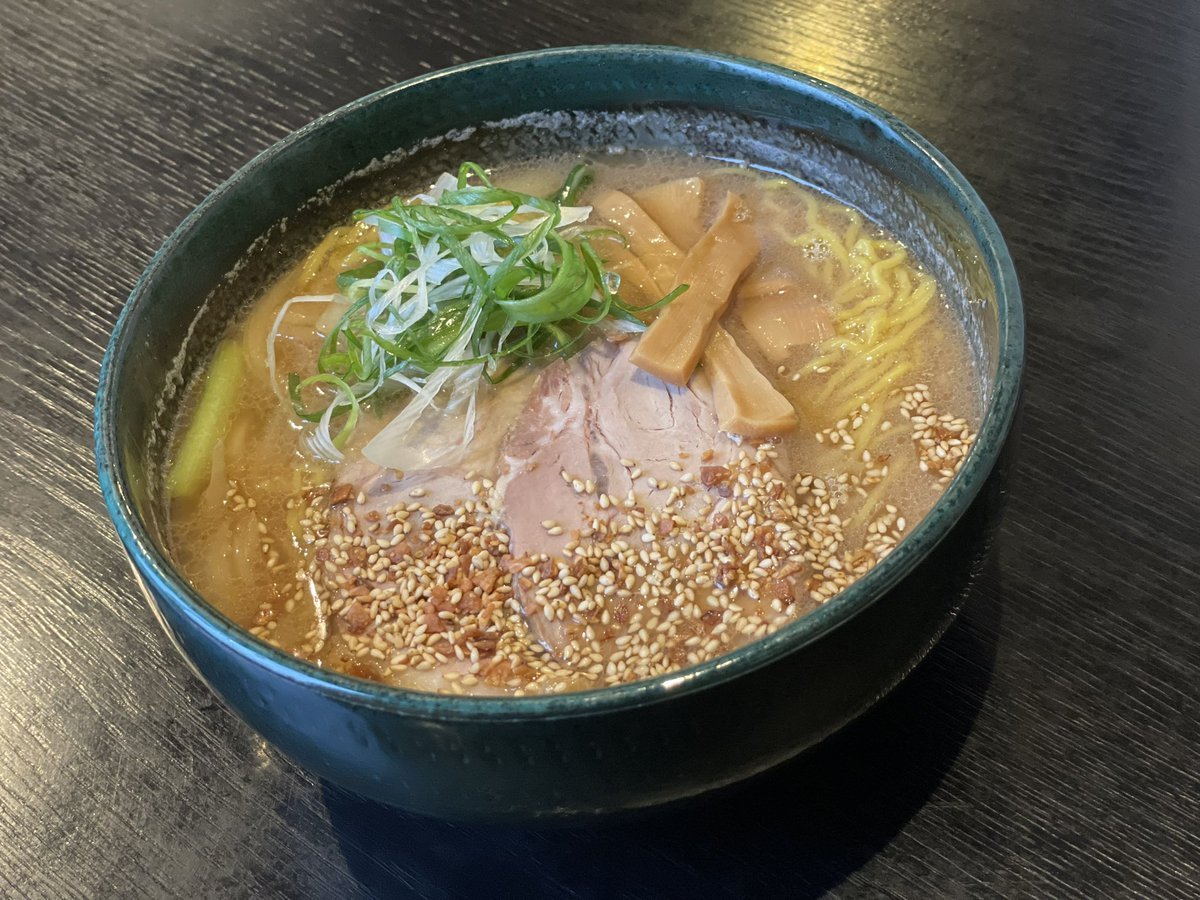 おはようございます☀今日は少し寒いのでラーメン日和ですね🤭🍜温まるラーメンご用意しております😎銀波露手稲店で何食べよう…と迷... [らぁめん銀波露 札幌手稲店【Twitter】]