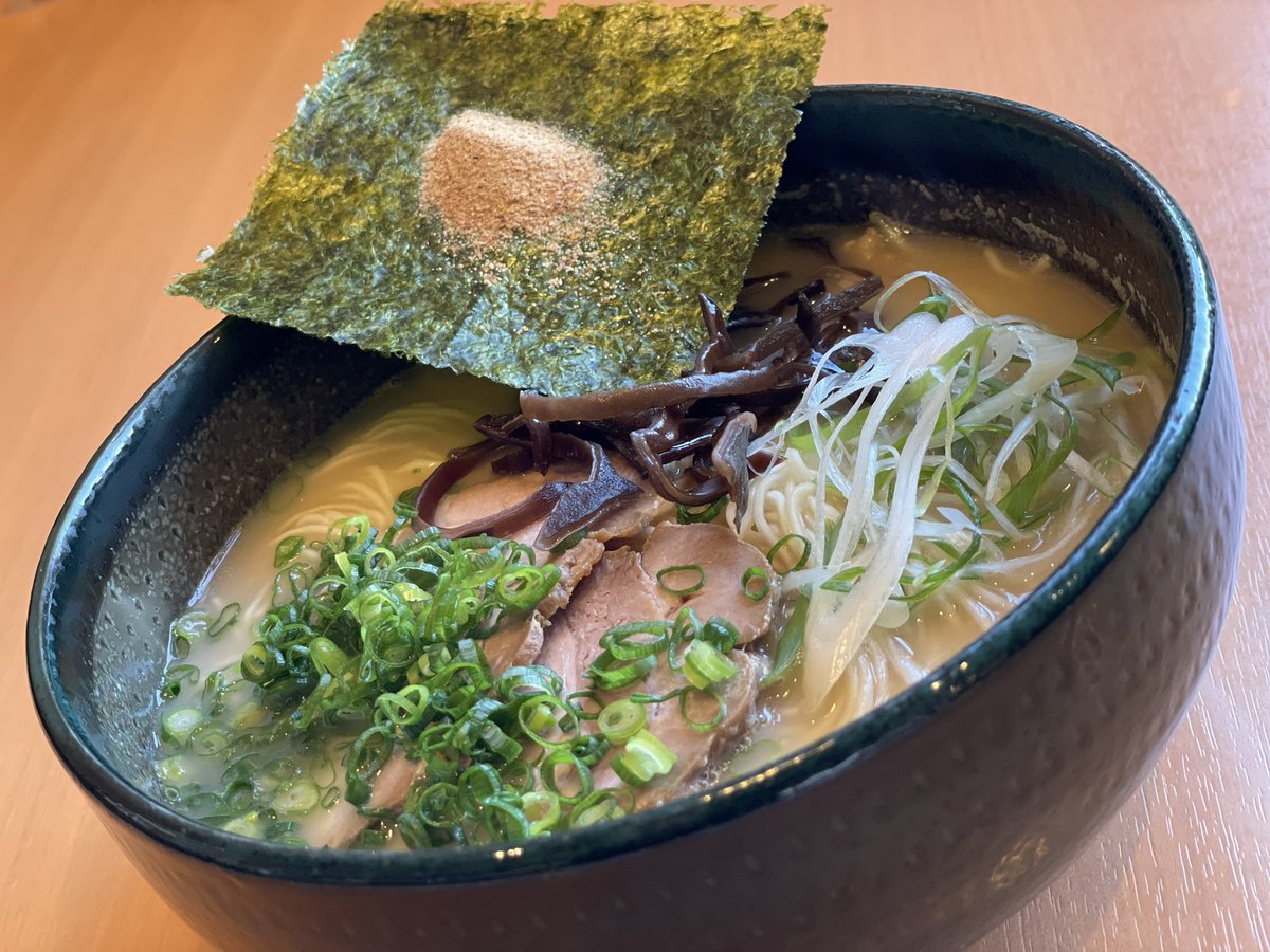 4月15日(土)限定🔥🔥🔥『魚介豚骨ラーメン』銀波露手稲店限定の本日限りのラーメンです🍜まぐろ節パウダーを入れて魚介の香りが際立つ.... [らぁめん銀波露 札幌手稲店【Twitter】]