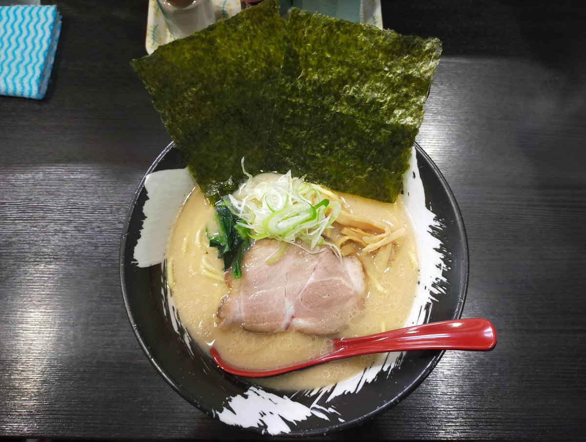 ごちそうさまでした昨日食べた、期間限定のとんこつしょうゆ見た目家系ラーメンにみえるけどね #平岸 #くわの実 [やさしい、とんこつ 麺 かまくら【Twitter】]