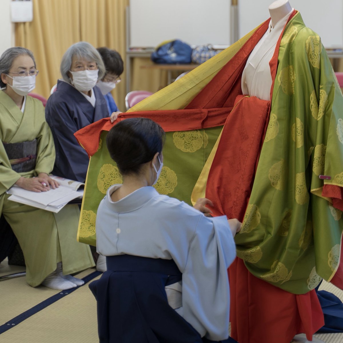 本日は帯広校で衣紋会開催💐壷装束の着装研修です👘壷折•幅の調整•こみの技法や懸帯•懸守など現代のきもの着つけには見られない色々をし... [小林豊子きもの学院【Twitter】]