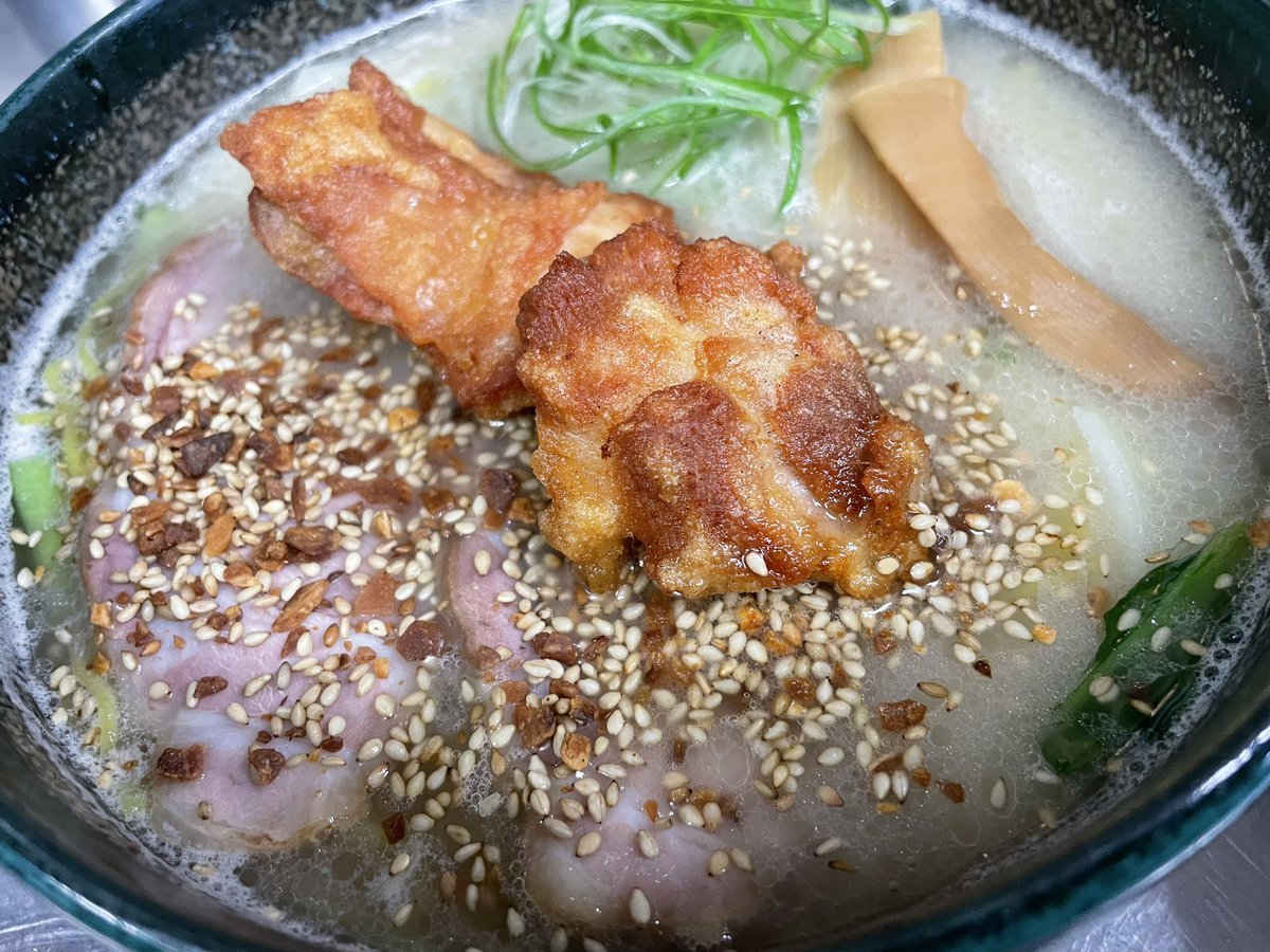 香ばし塩ざんぎらぁめん🍜何度かお客様と話していた事があったのですが初の試食😎！塩ダレを使用しているので合わない訳がない🤤🔥香... [らぁめん銀波露 札幌手稲店【Twitter】]